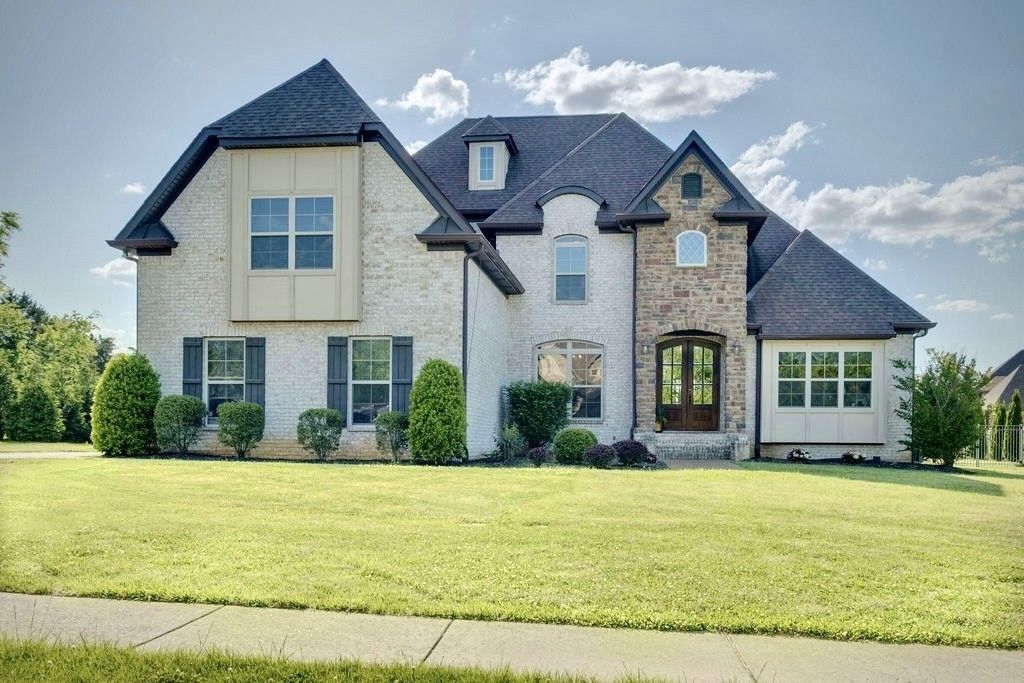 902 Larkspur Ln, Lebanon