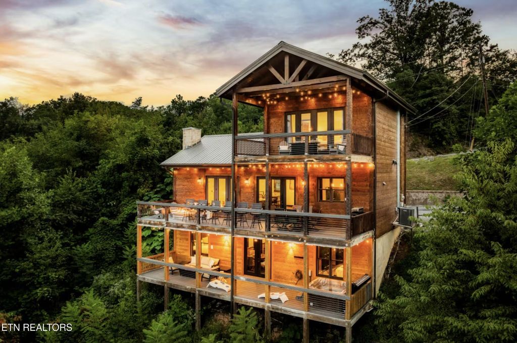 1015 Twin Oaks Rd, Gatlinburg