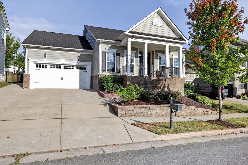 640 Streamside Ln, Franklin