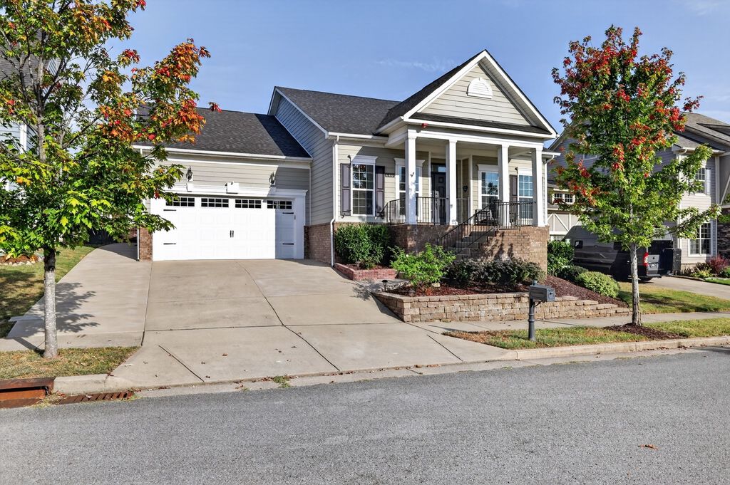 640 Streamside Ln, Franklin