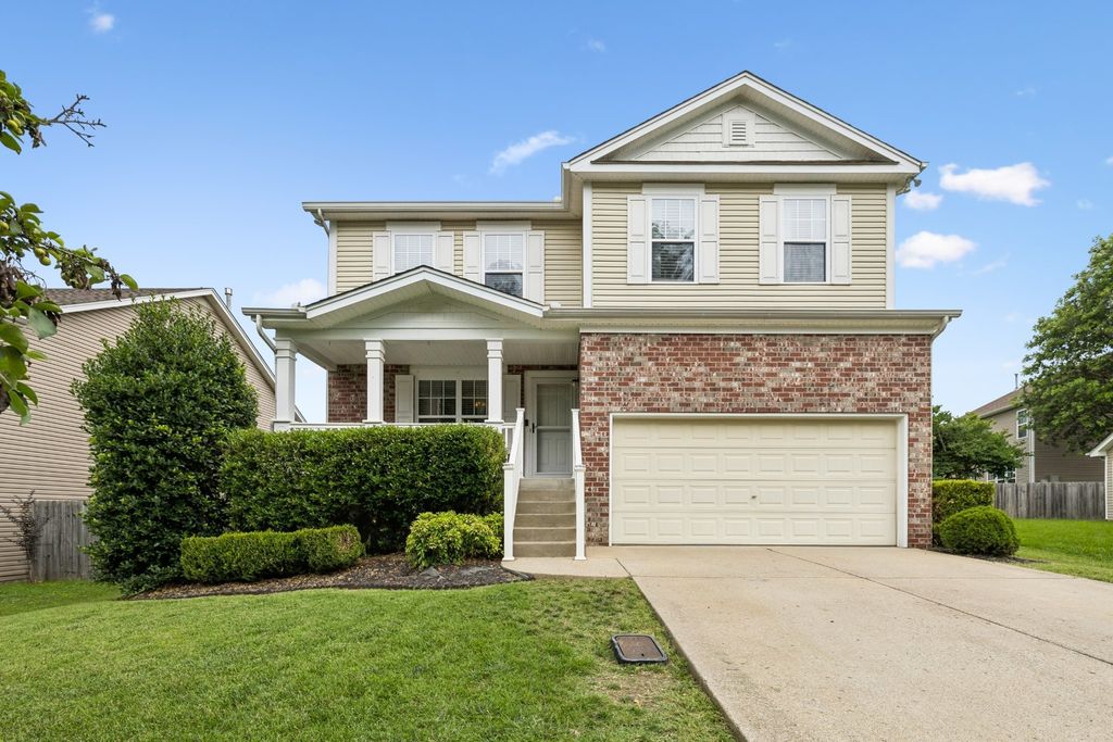 121 Cavalier Dr, Hendersonville