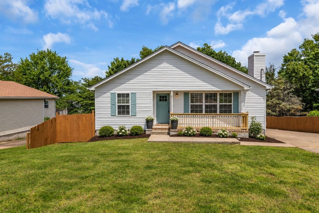 240 Lake Forest Dr, La Vergne