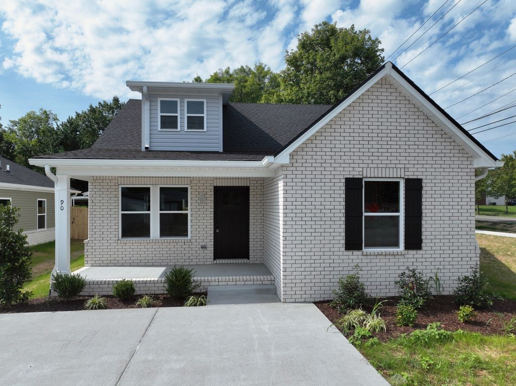 90 Donna Dr, Hendersonville