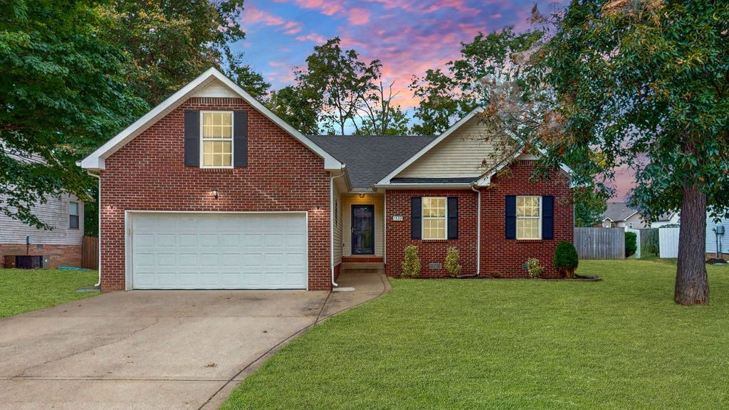 1539 Barrywood Cir W, Clarksville