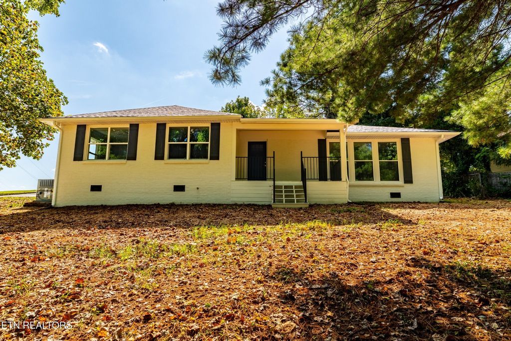 700 Lakeview Drive, Loudon