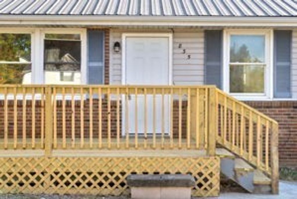 835 Peachers Mill Rd, Clarksville