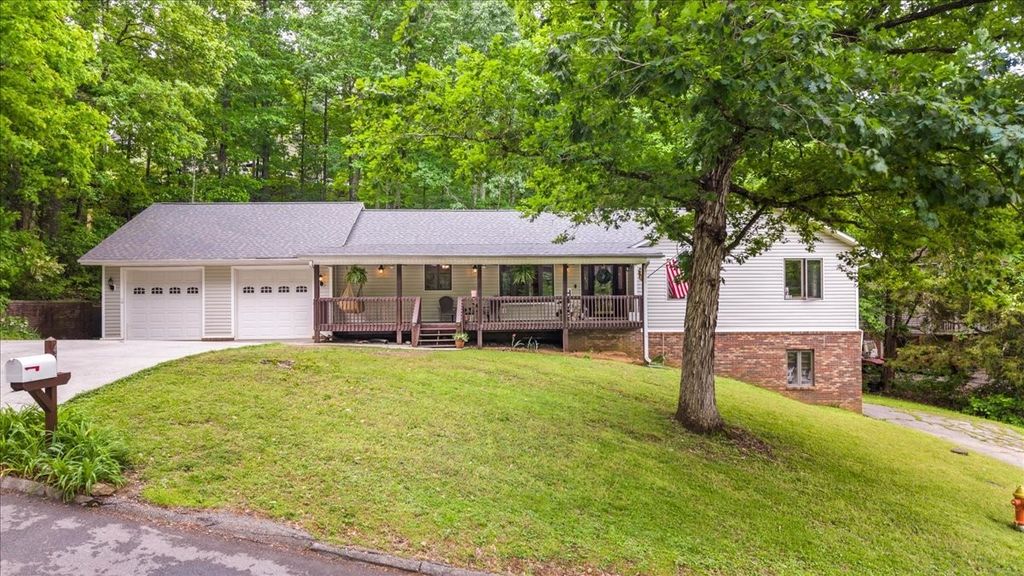 400 Mapleton Dr Nw, Cleveland