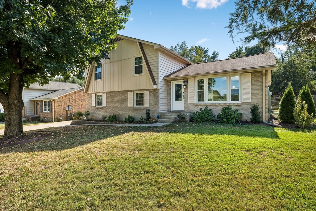 708 Countrywood Dr, Franklin