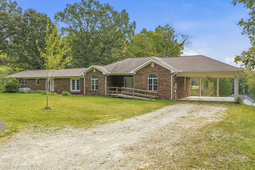 221 Dickson Ln, Parsons