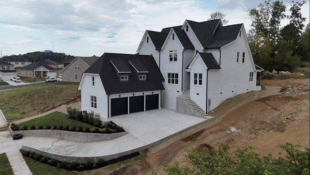 124 Manor Way, Hendersonville