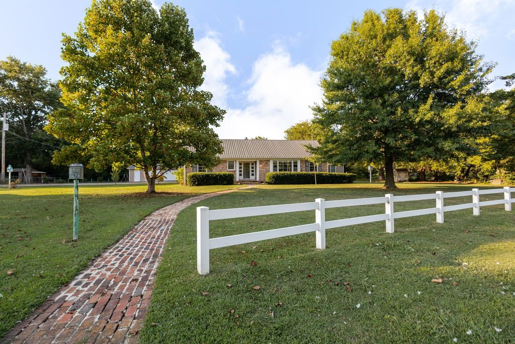 313 Hickory Dr, Shelbyville