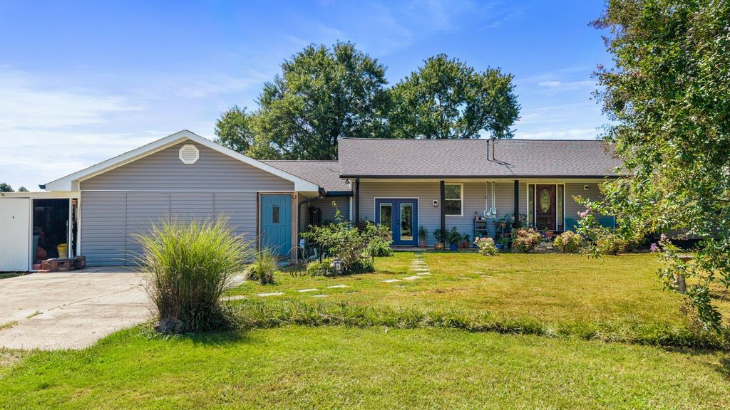 338 County Road 435, Englewood