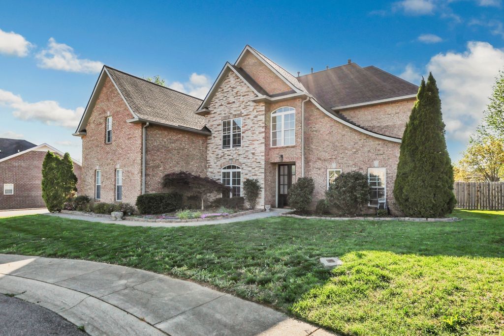 132 Lyme Dr, Clarksville