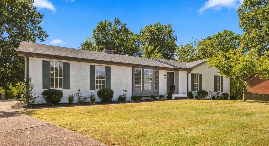 137 Luna Ln, Hendersonville