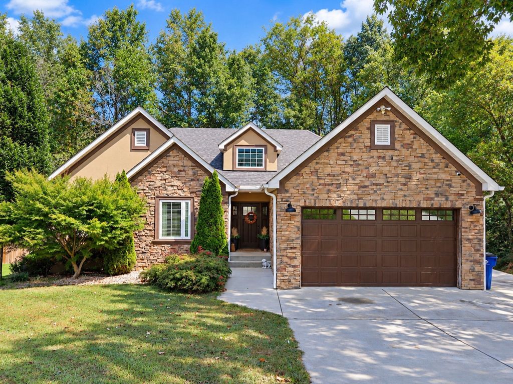 167 Neely Cir Ne, Cleveland