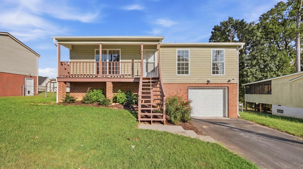 2221 Spring Meadow Ln Se, Cleveland