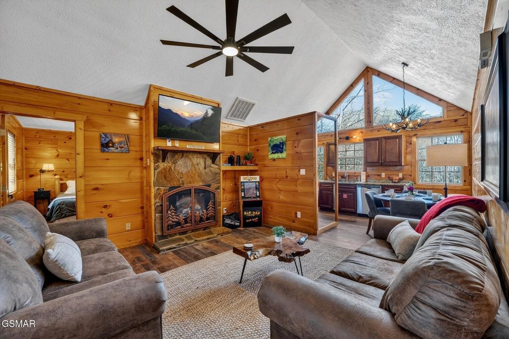 623 Country Oaks Drive, Pigeon Forge