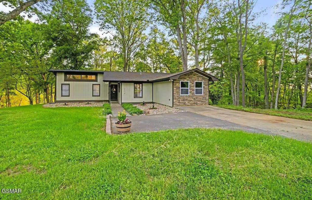 630 Ancient Oaks Court, White Pine