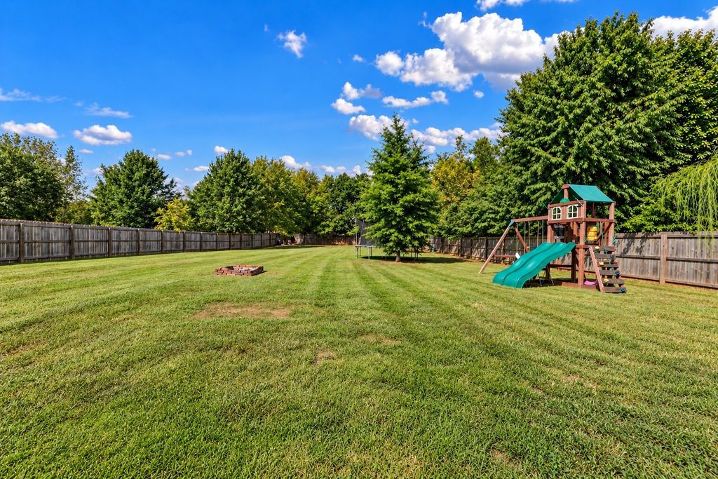 943 Commission Dr, Clarksville