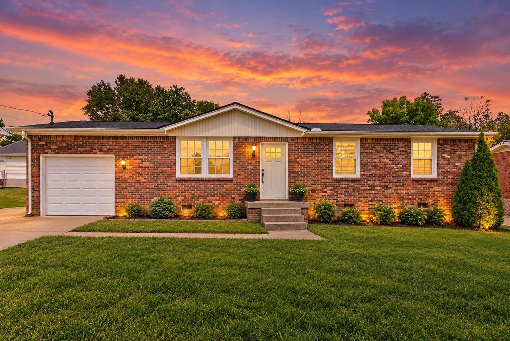 109 S Valley Rd, Hendersonville