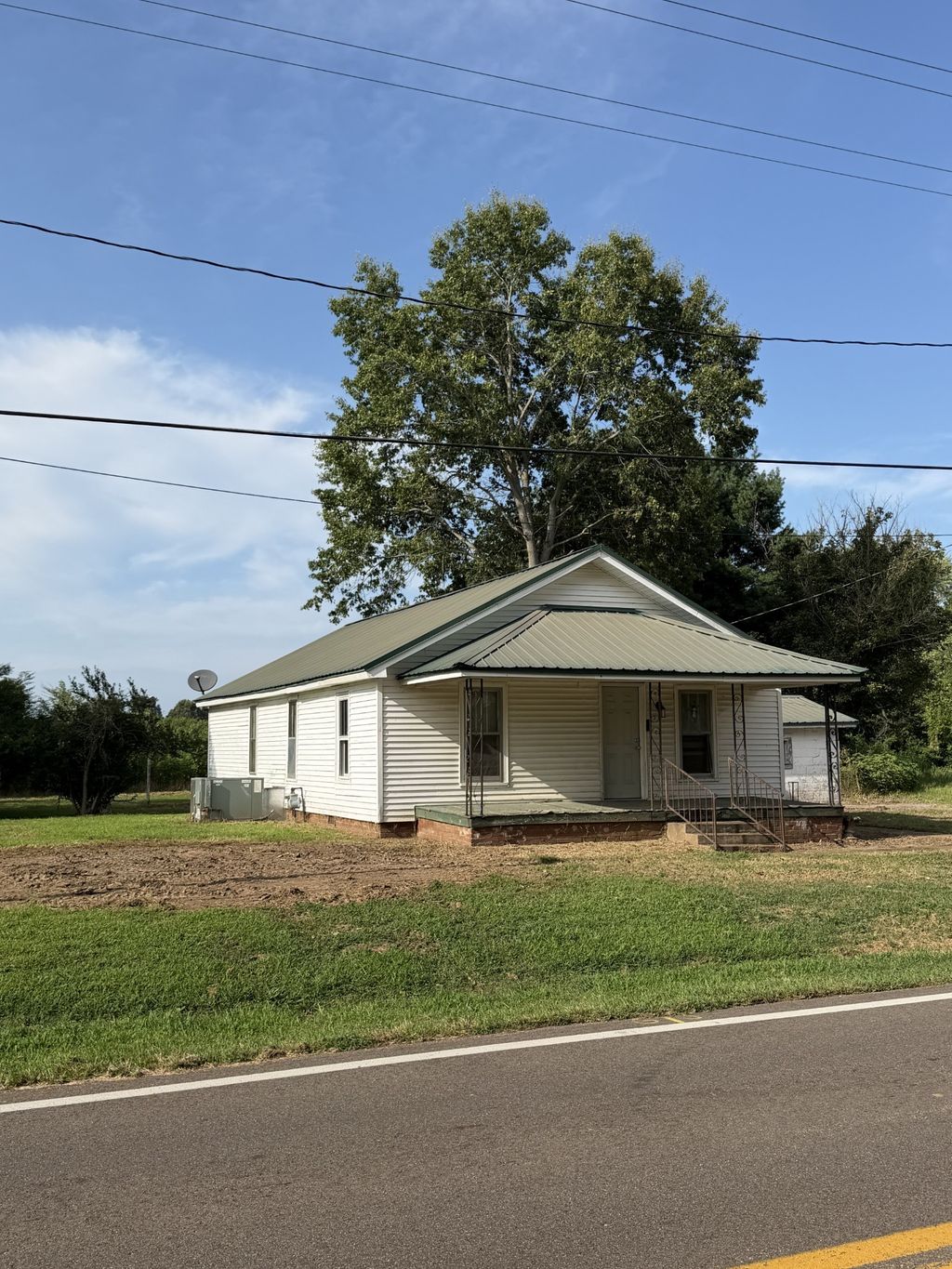 10390 Highway 54, Paris