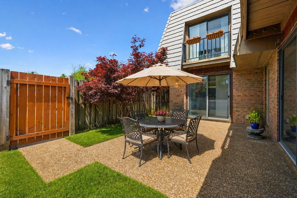 101 Cedarwood Ln, Madison