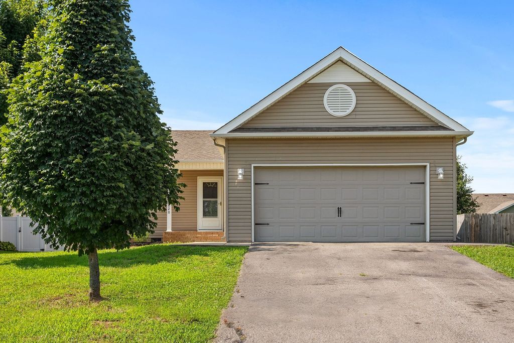 1820 Emily Ln, Columbia