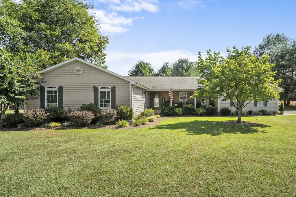 735 Shadowbrook Rd, Winchester