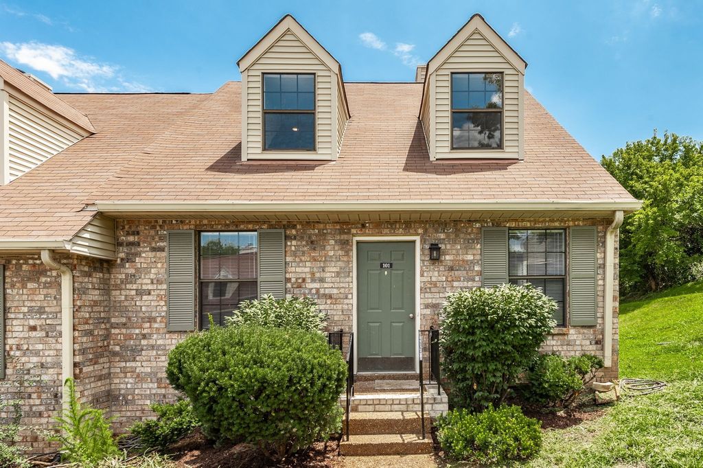 101 Deerpoint Ln, Hendersonville