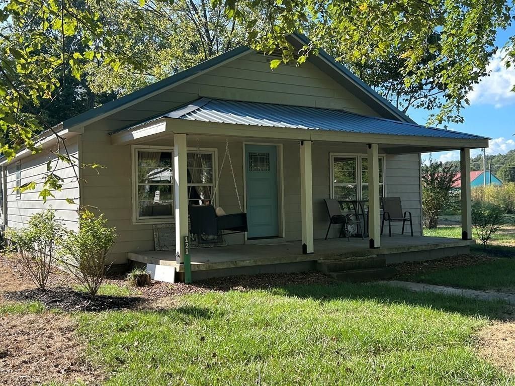 121 2nd St, Big Sandy