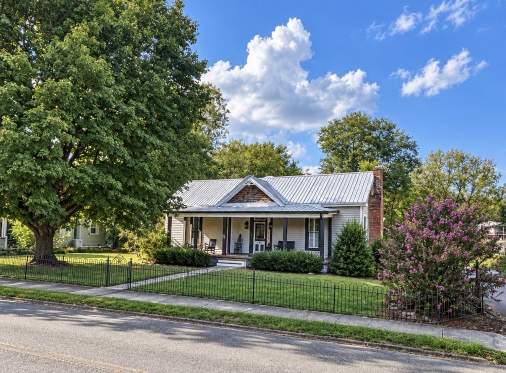 218 W Main St, Liberty
