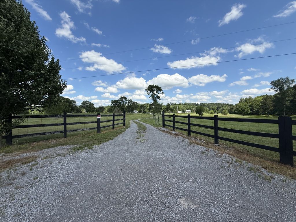 750 Railroad Rd, Wartrace