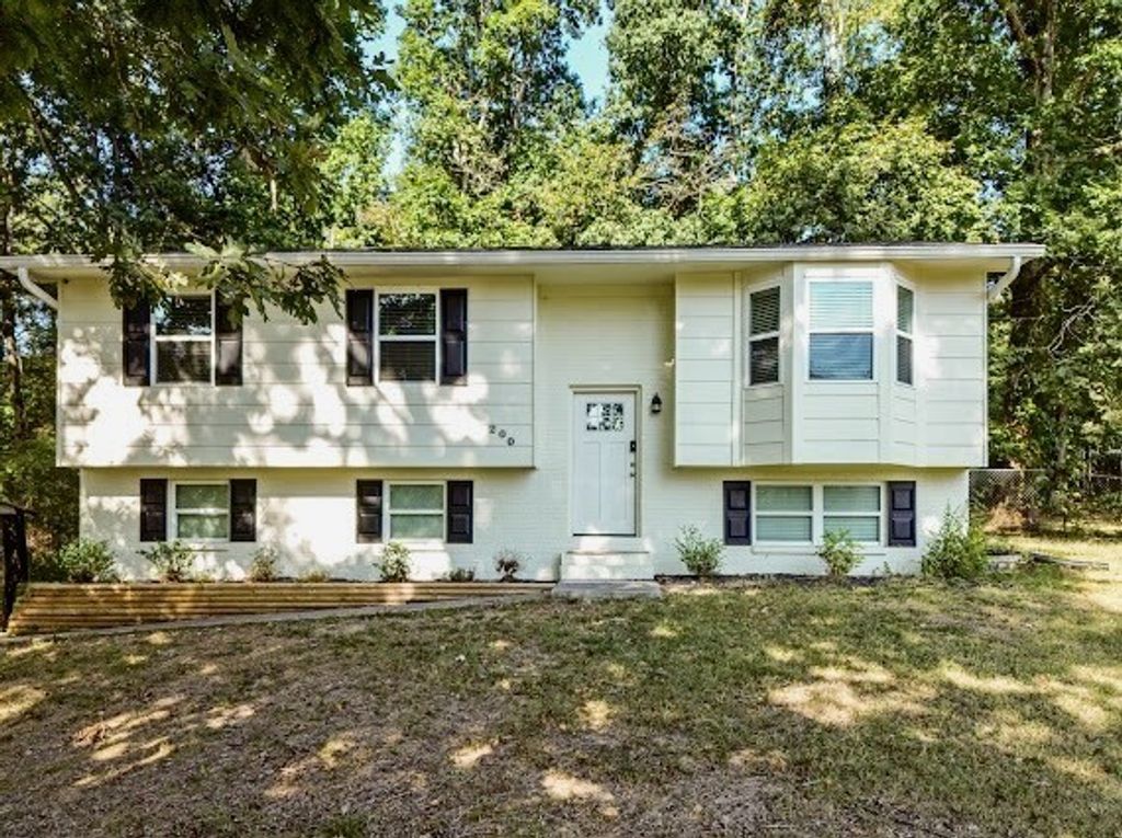 200 Starlet Cir Ne, Cleveland