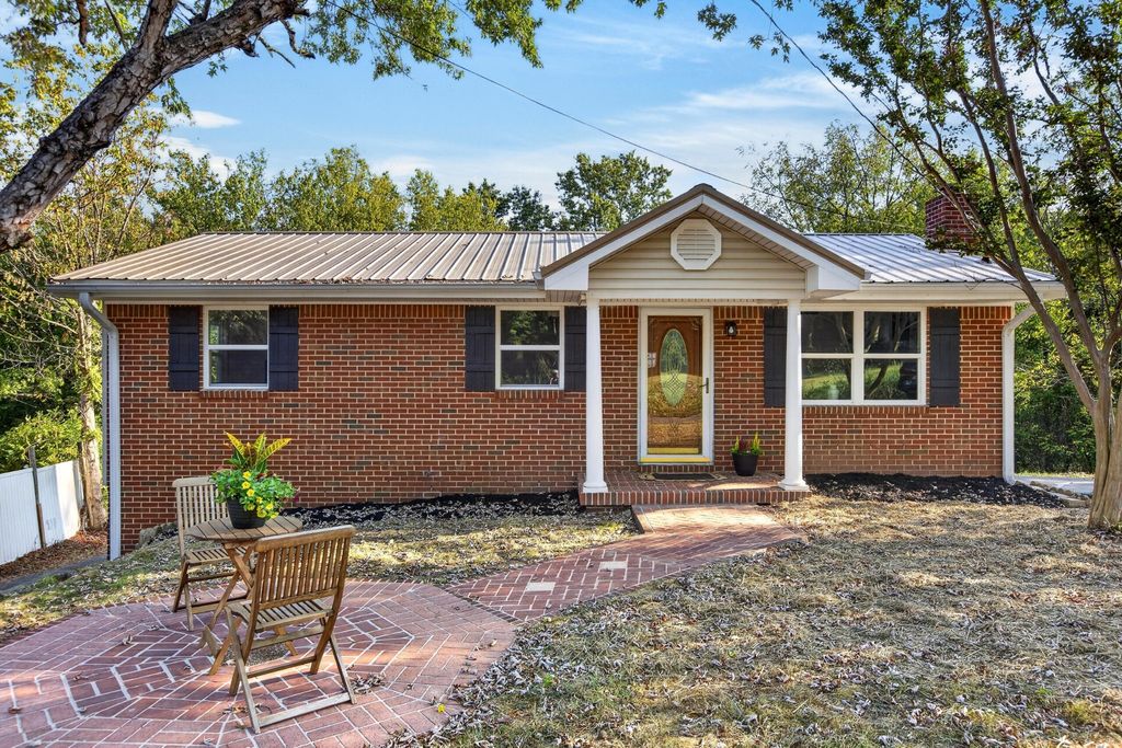 1217 Crest Drive Se, Cleveland
