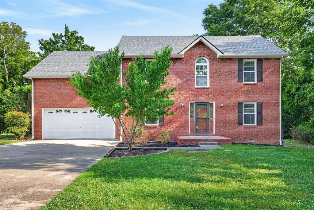 402 Pointe Clear Dr, Smyrna