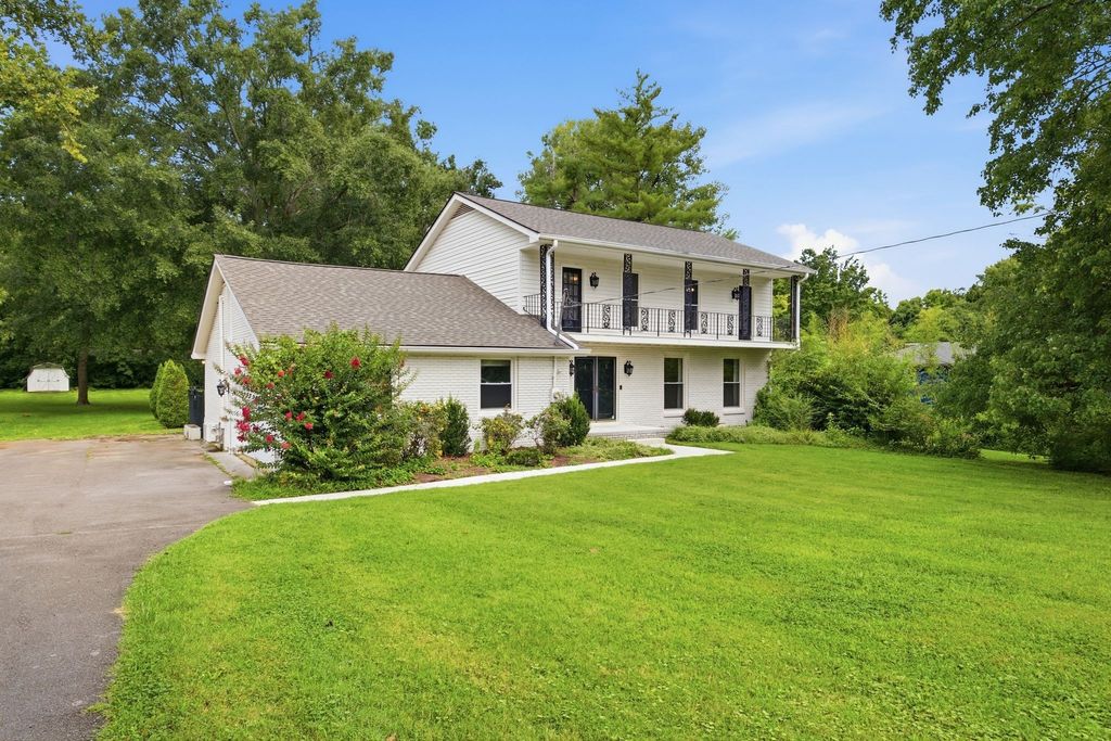 1303 General Mcarthur Dr, Brentwood