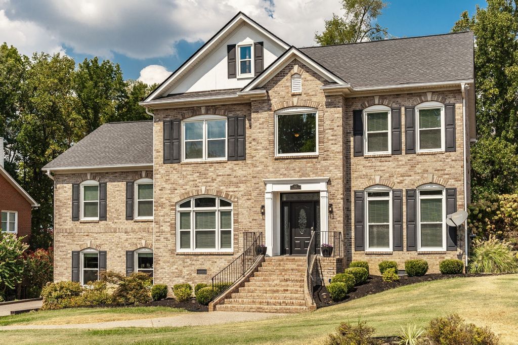 102 Fairlake Ct, Hendersonville