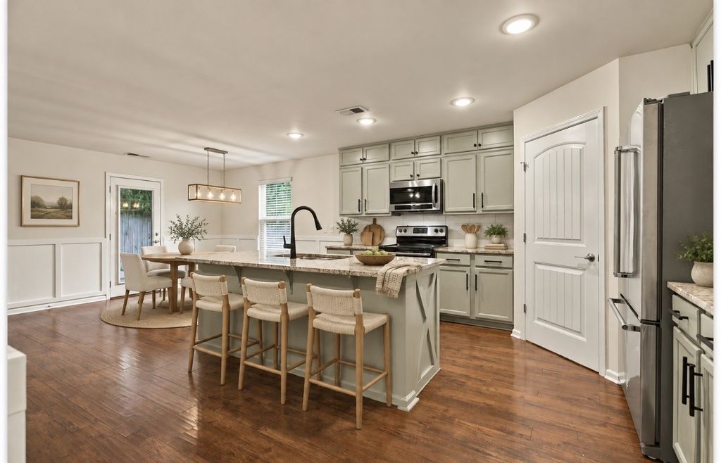1240 Oxford Village Cv, Columbia