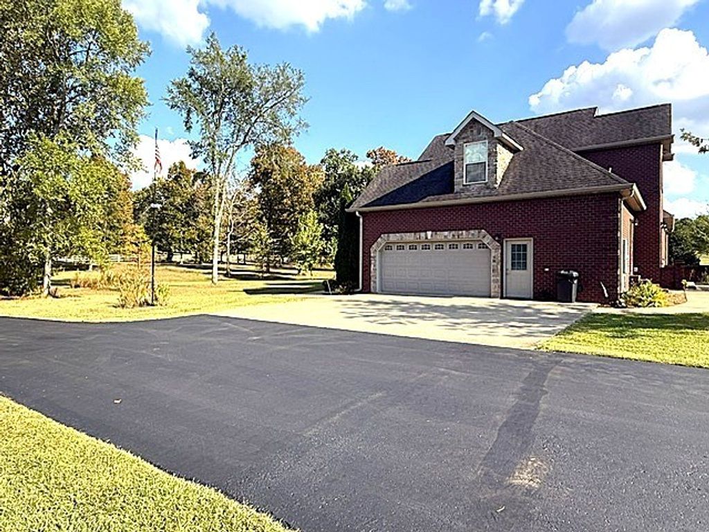 138 Longwood Dr, Shelbyville