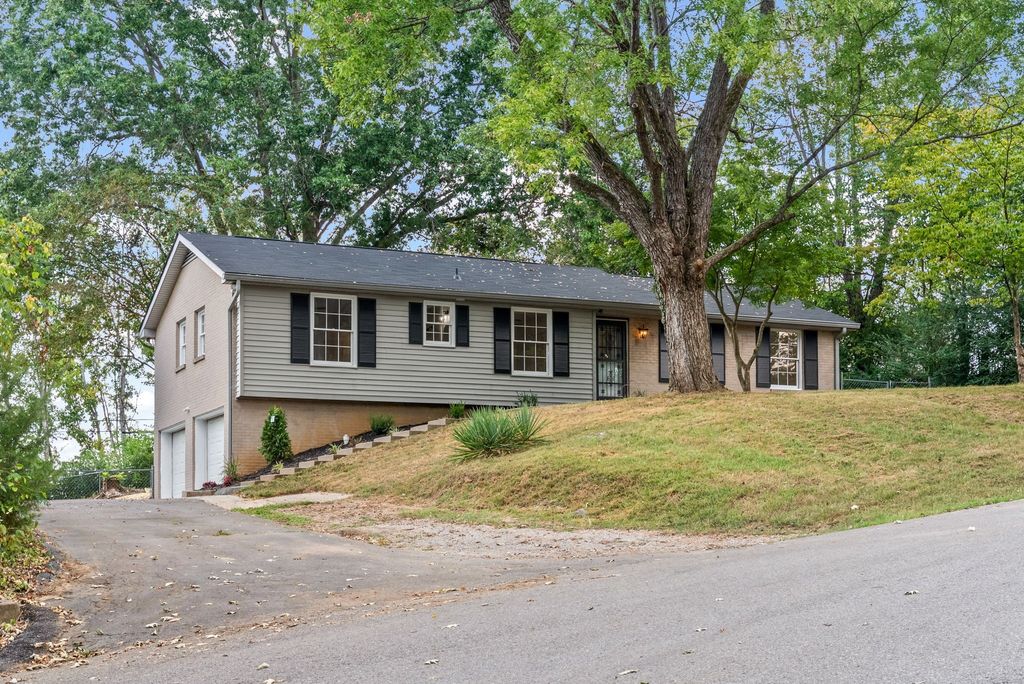 916 Beacon Dr, Clarksville