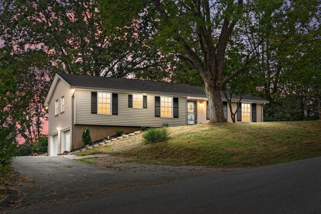 916 Beacon Dr, Clarksville