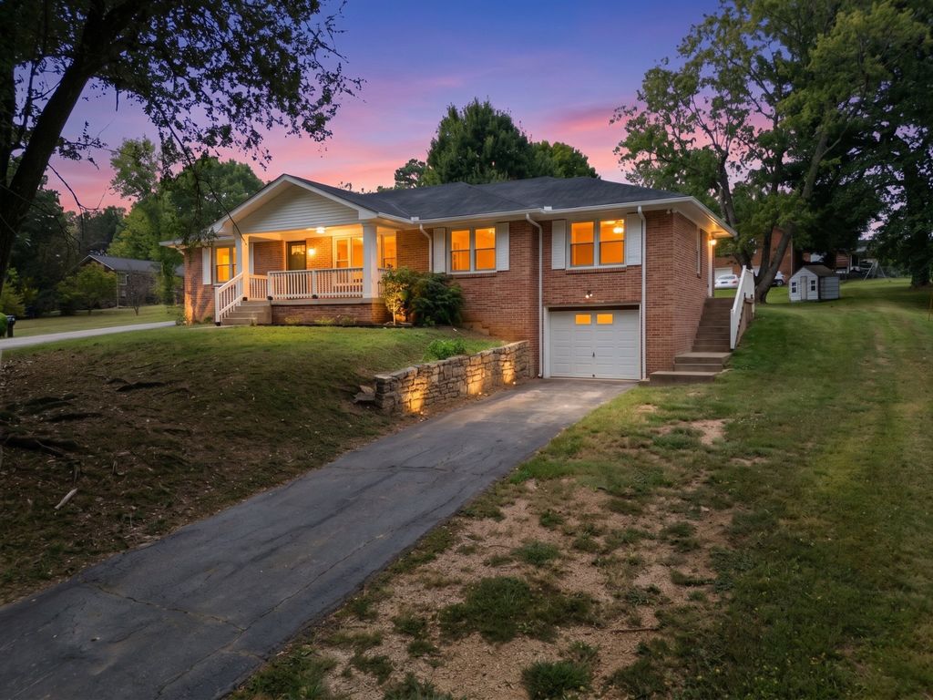 200 Woods Dr, Columbia
