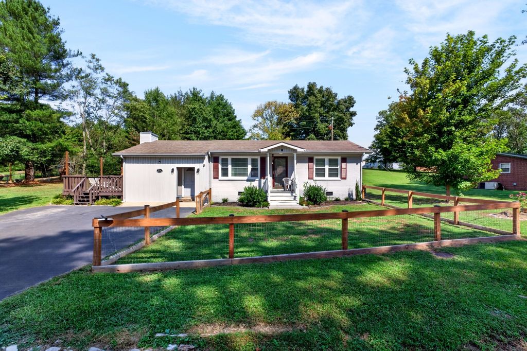 204 Camp Dr, Sparta