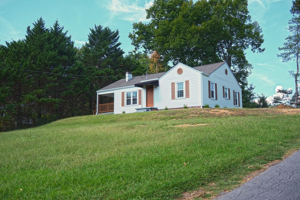 603 Nevin Ln Nw, Cleveland