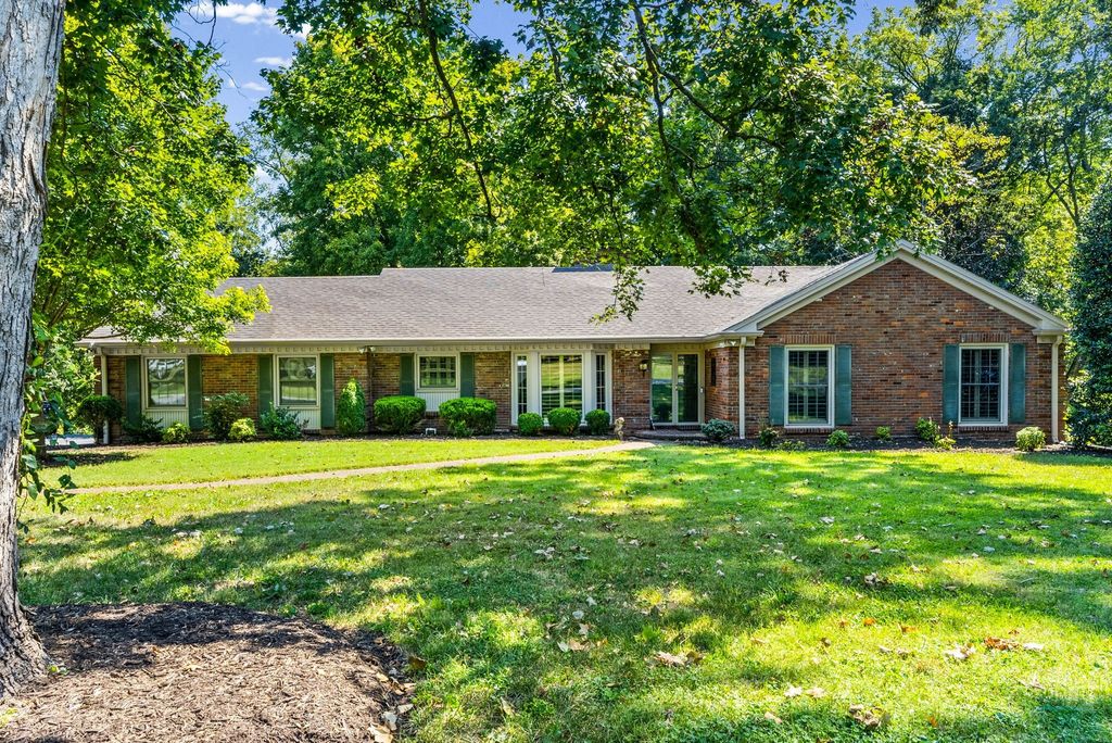 612 Deepwood Dr, Hopkinsville