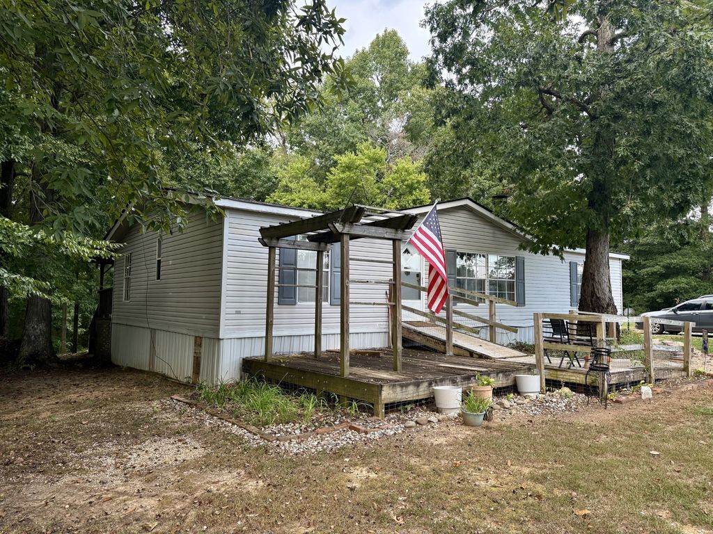 255 County Road 460, Englewood