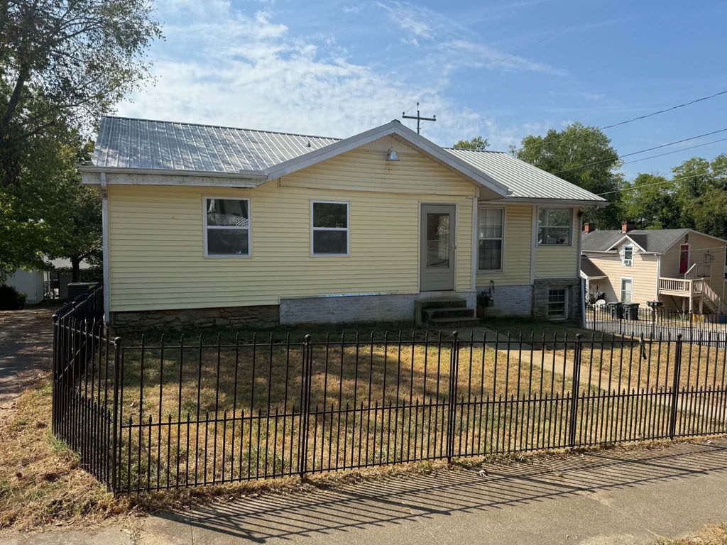 301 Green St, Fayetteville