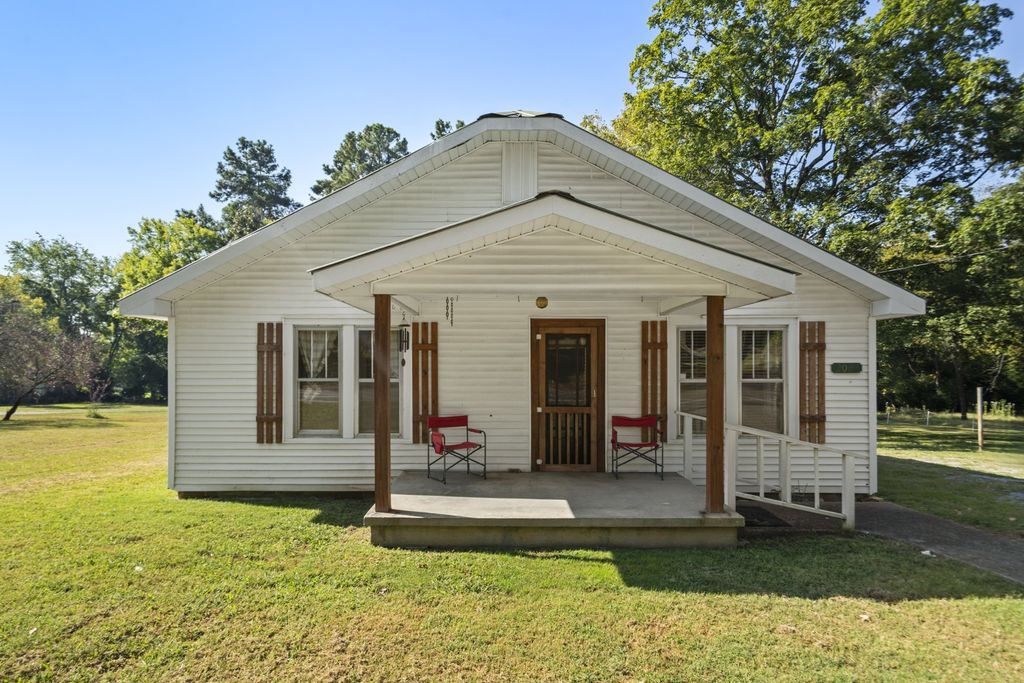 2022 Highway 47 E, Dickson