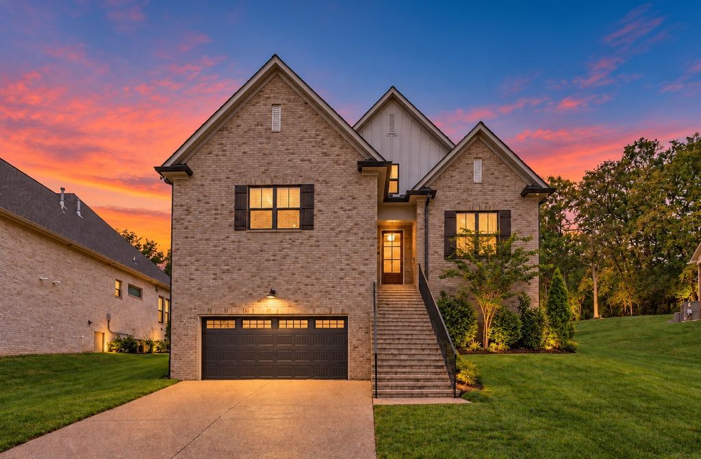 387 Arrow Ct, Hendersonville