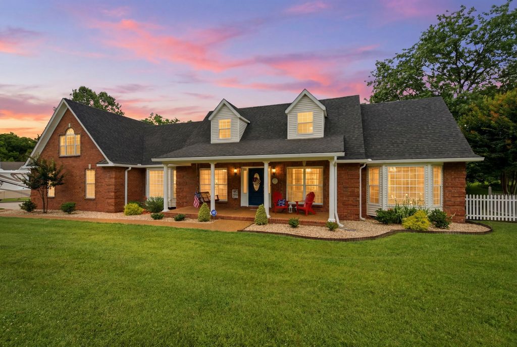 318 Walnut Ct, White House